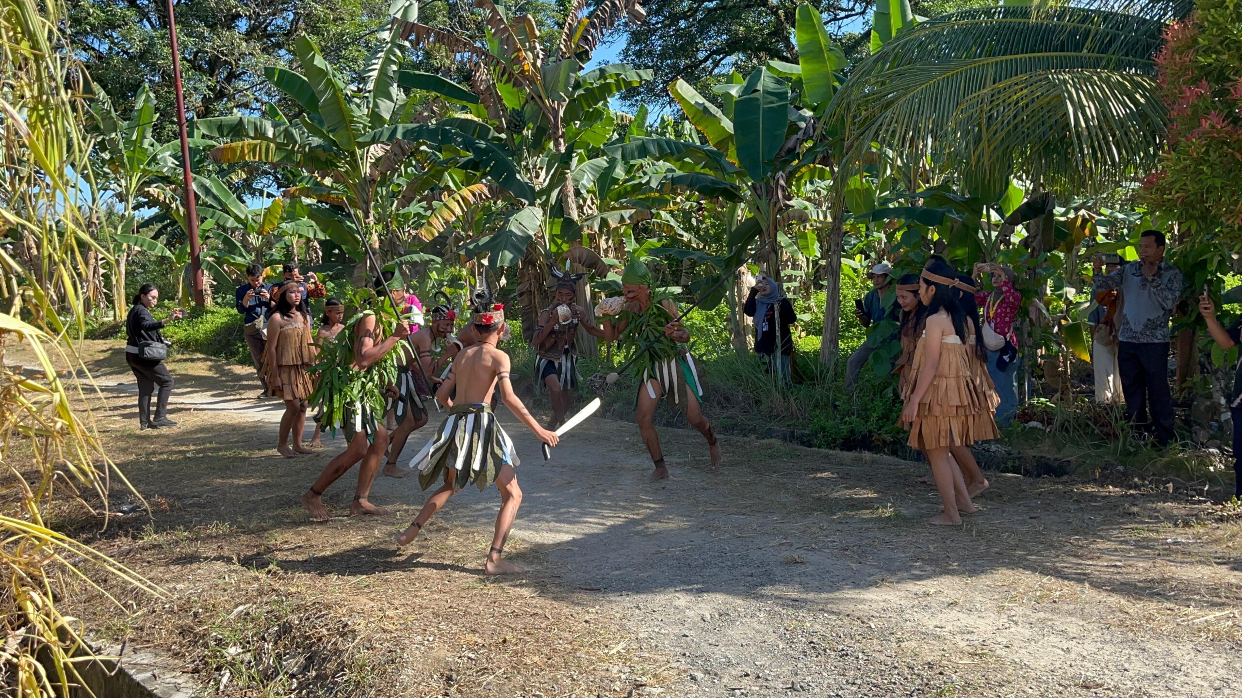 Read more about the article Ekspresi dan Eksistensi: Perjalanan Tarian Adat dalam Mempertahankan Tradisi Komunitas Lokal di Pulau Enggano